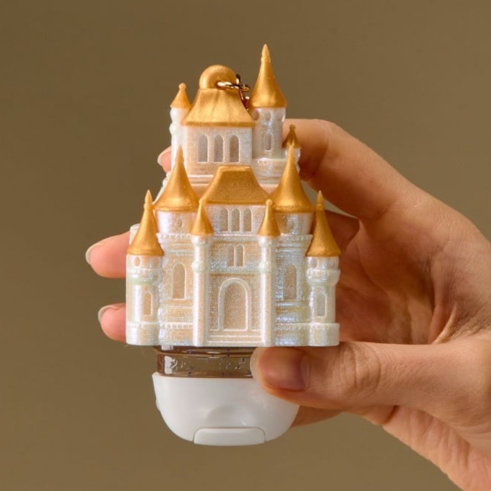 NWT LIMITED RELEASE DISNEY PRINCESS LIGHT UP CASTLE POCKETBAC HOLDER